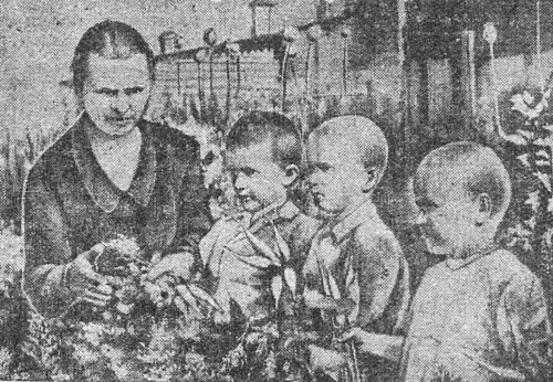1943_08_01_158_2_Фото повара детских яслей №1 Норкиной с детьми_фото.png