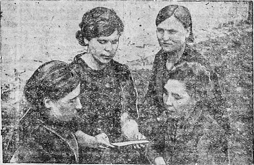 1941_08_10_188_3_Фото стахановок инструментального цеха завода им. Дзержинского.png