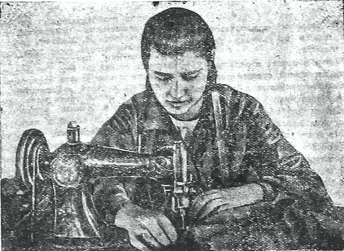 1943_08_13_166_2_Фото М. С. Хомяковой, стахановки швейной мастерской Тагилторга_фото.png