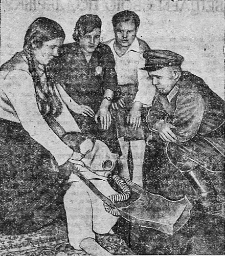 1941_08_12_189_3_Фото занятий по ПВХО на курсах медсестер.png