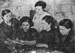 1942_02_20_43_4_Фото студенток фельдшерско-акушерской школы во время гос.экзаменов.png