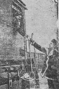 1945_02_04_23_1_Фото дежурного по станции Смычка, вручающего путевку машинисту электровоза_фото.png