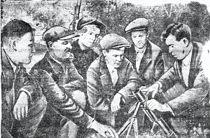 1942_08_18_194_2_Фото бойцов военно-учебного пункта во время занятия.png