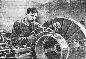 1941_07_4_156_3_Фото токаря-стахановца ремонтно-механической мастерской Пономарева.png