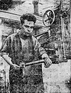 1941_07_09_160_ 3_Фото строгаль-многостаночника Г. Е. Трунова.png