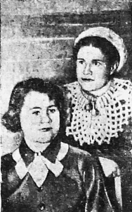 1942_02_22_45_4_Фото комсомолок-общественниц, работниц завода им. Куйбышева А. Е. Вахрушевой и Н. И. Плетневой.png