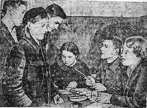 1942_01_28_23_1_Фото Прием заявлений о поступлении в школу ФЗО от добровольцев.png