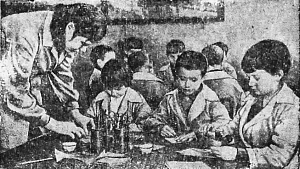 1942_02_06_31_4_Фото Дети готовят конверты для подарков.png