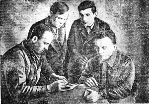 1942_04_22_95_3_Фото М. Б. Ханина с группой конструкторов цеха.png